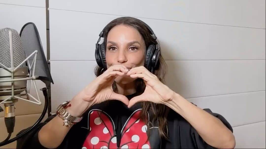 イヴェッチ・サンガロのインスタグラム：「"EU QUERO TER UM MILHÃO DE AMIGOS E BEM MAIS FORTE PODER CANTAR".  Estamos levando junto com os @amigosdobem o nosso canto amigo a qualquer amigo que precisar. Juntos, temos a meta de atingir 1 milhão de seguidores no perfil da instituição que completa 30 anos e alcançar mais Amigos para fazer o Bem.  Junte-se à nós! Siga agora @amigosdobem, curta, comente, compartilhe! #ummilhaodemigosdobem」