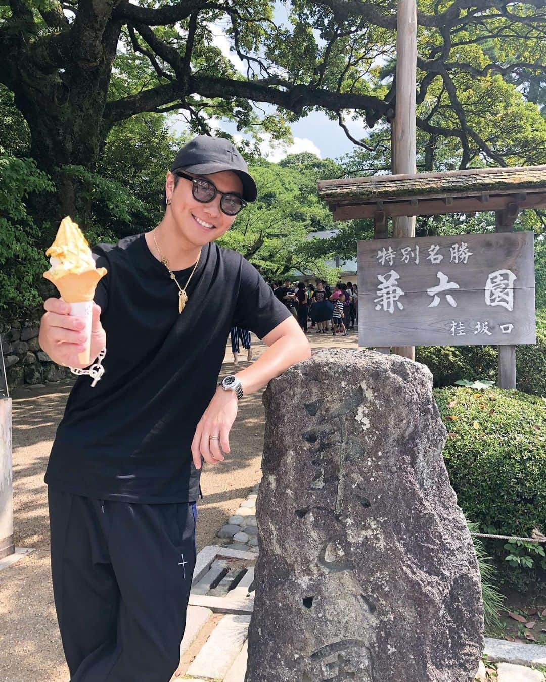 TAKAHIROさんのインスタグラム写真 - (TAKAHIROInstagram)「🍦✨ 1枚目2019年 2枚目2023年  #変わらないもの #人間だもの #中身を変えろみたいなご指摘もいただきました #ちゃんと変わってますもの💢 #筋肉量増えてますもの💢 #人間だもの💢 #中身の捉え方 #やっぱり変わってない #変わる気ない #金沢LOVE」10月24日 23時28分 - exiletakahiro_official