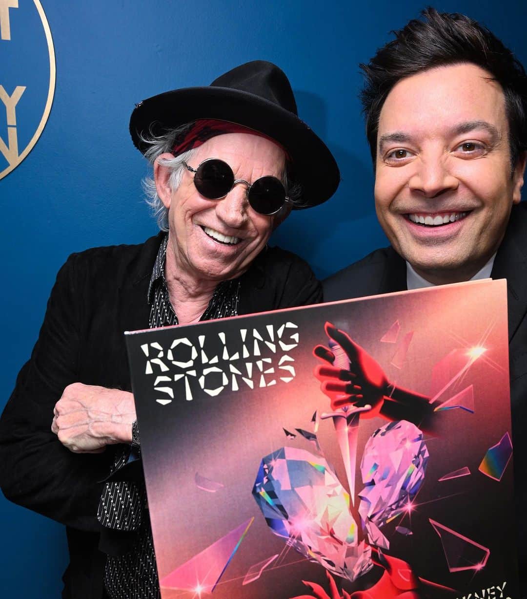 ジミー・ファロンさんのインスタグラム写真 - (ジミー・ファロンInstagram)「Happy National Take A Photo With A Rolling Stone Day! If that’s not a thing, let’s make it one. Post a photo and check out their new album #HackneyDiamonds now streaming everywhere!」10月24日 23時30分 - jimmyfallon