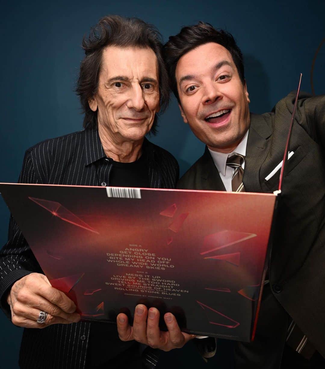 ジミー・ファロンさんのインスタグラム写真 - (ジミー・ファロンInstagram)「Happy National Take A Photo With A Rolling Stone Day! If that’s not a thing, let’s make it one. Post a photo and check out their new album #HackneyDiamonds now streaming everywhere!」10月24日 23時30分 - jimmyfallon