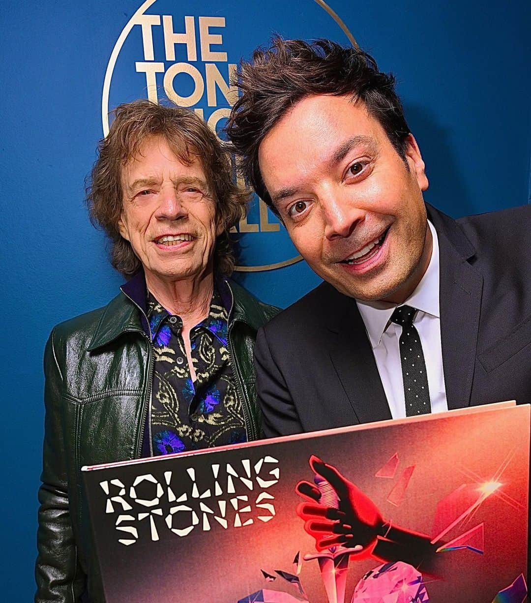 ジミー・ファロンのインスタグラム：「Happy National Take A Photo With A Rolling Stone Day! If that’s not a thing, let’s make it one. Post a photo and check out their new album #HackneyDiamonds now streaming everywhere!」