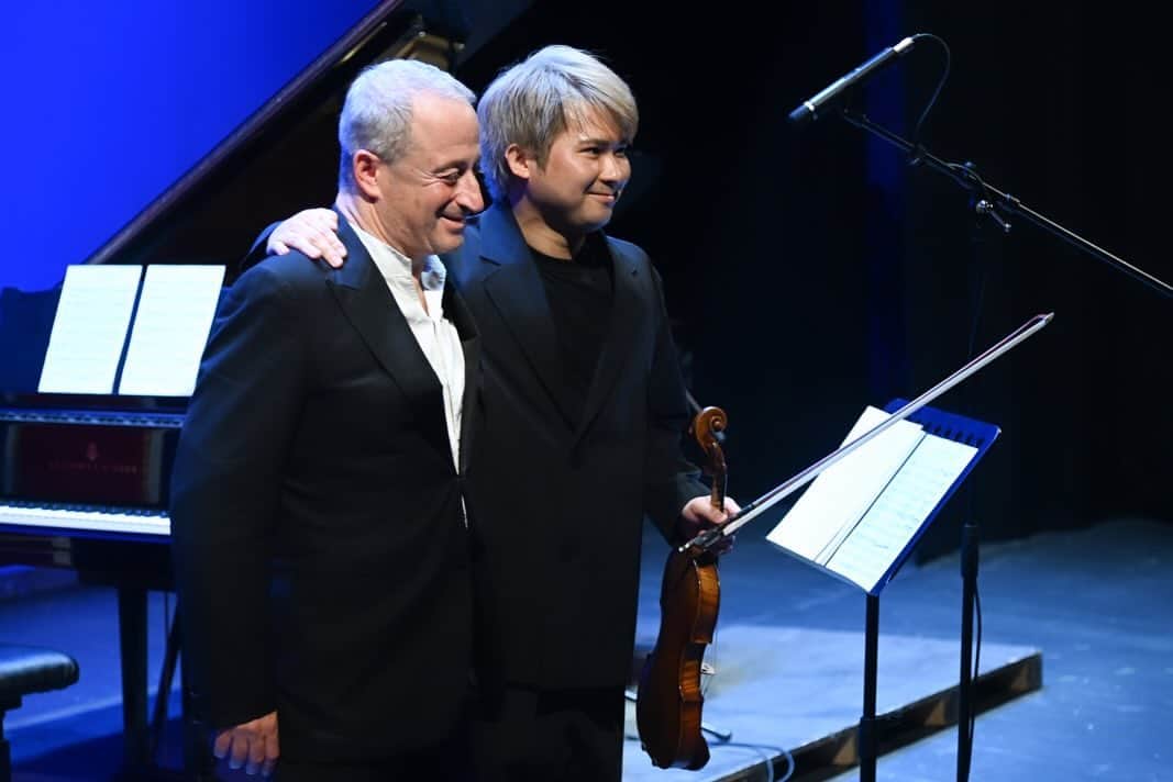 三浦文彰（ヴァイオリニスト）のインスタグラム：「Such a lovely moment in Chieti,Italia!🇮🇹 It was also nice to play with my dear friend Itamar again since long time!  Thanks to  @teatromarrucino  ©️Pino Giannini  #itamargolan」