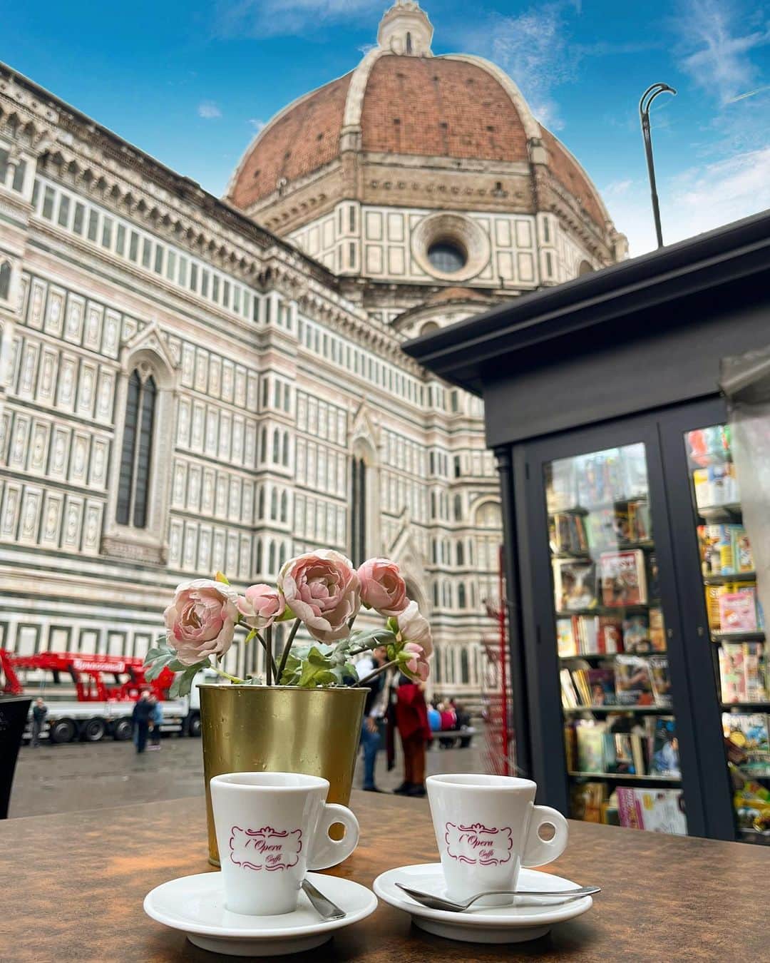 春菜めぐみのインスタグラム：「． フィレンツェのドゥオモ⛪️❤️ 前回来た時はジョットの鐘楼しか登れなかったけど 今回はチケットを予約して念願のクーポラに 登ってきました🥹✨ ． ． 大好きな冷静と情熱のあいだを観てフィレンツェに来て クーポラの463段の階段を登ってから見えた景色は 鳥肌が立つほど綺麗だった...😮‍💨💓 憧れの場所に行けた時の感動は一生もの☺️🌹 ． . 完全完成まで600年以上の歴史があるドゥオモを 目の前にエスプレッソでひと休みする時間は とっても至福でした☕️💭💕 ． ． #Firenze #italy #duomo #trip」