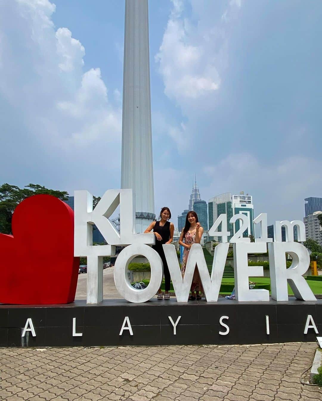 yurieさんのインスタグラム写真 - (yurieInstagram)「🏵️クアラランプール4日目🏵️  プトラジャヤ→KLTower→ツインタワーに隣接してるモールでお買い物✨  夜23:00くらいの飛行機で 成田に朝7時に着いて、ジムとサウナ行ってそのまま仕事🍣笑  マレーシア投稿お付き合い頂きありがとうございました😊笑  #マレーシア旅行  #マレーシア女子旅　#KL #kualalumpur #タビジョ　#マレーシアゴルフ　#KLtower #クアラルンプール　#クアラルンプール旅行　#屋台　#アロー通り　#bukitbintang #ペトロナスツインタワー　#petronastwintowers #vertigo #ルーフトップバー #kltower」10月24日 23時33分 - yurie808golf