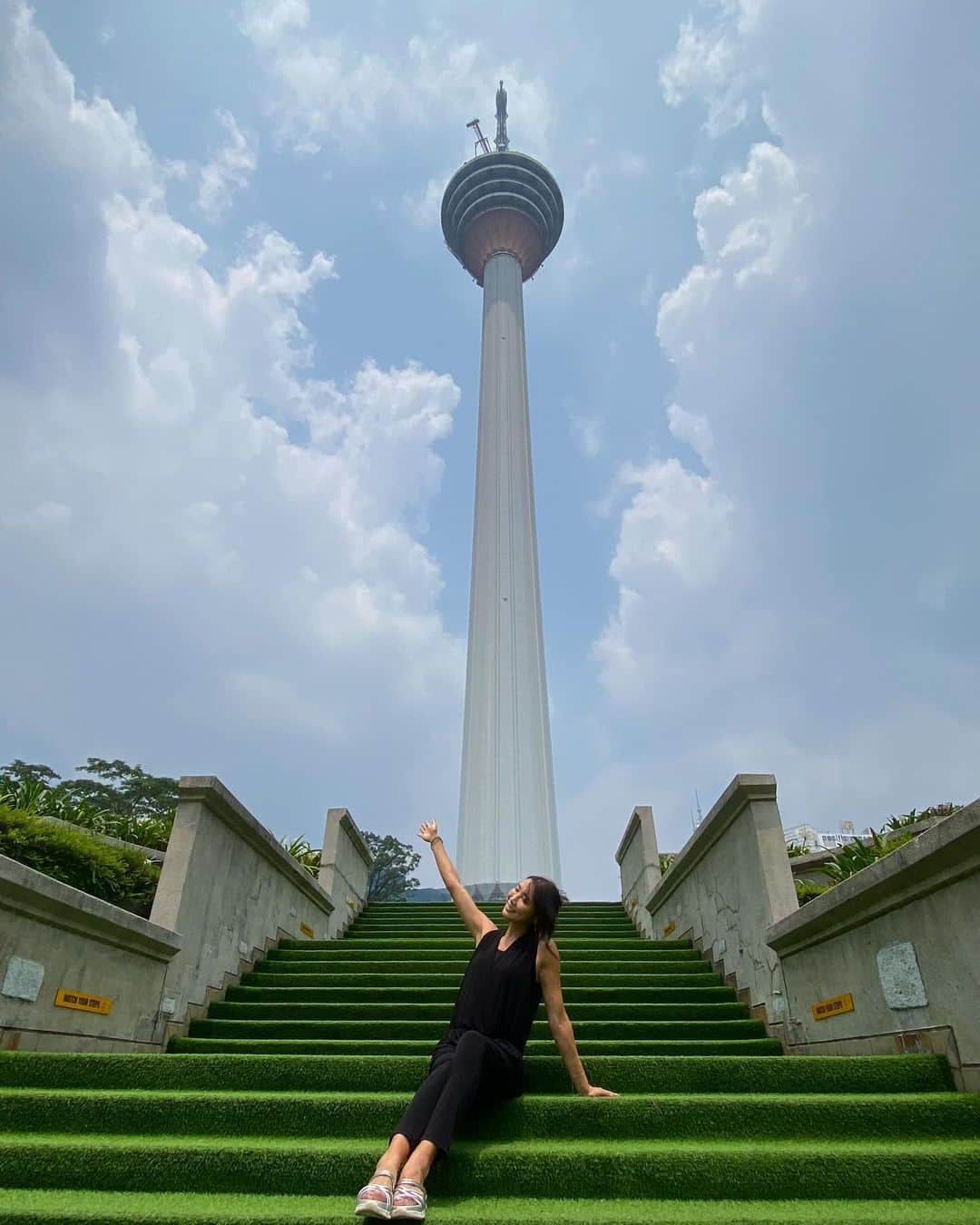 yurieさんのインスタグラム写真 - (yurieInstagram)「🏵️クアラランプール4日目🏵️  プトラジャヤ→KLTower→ツインタワーに隣接してるモールでお買い物✨  夜23:00くらいの飛行機で 成田に朝7時に着いて、ジムとサウナ行ってそのまま仕事🍣笑  マレーシア投稿お付き合い頂きありがとうございました😊笑  #マレーシア旅行  #マレーシア女子旅　#KL #kualalumpur #タビジョ　#マレーシアゴルフ　#KLtower #クアラルンプール　#クアラルンプール旅行　#屋台　#アロー通り　#bukitbintang #ペトロナスツインタワー　#petronastwintowers #vertigo #ルーフトップバー #kltower」10月24日 23時33分 - yurie808golf