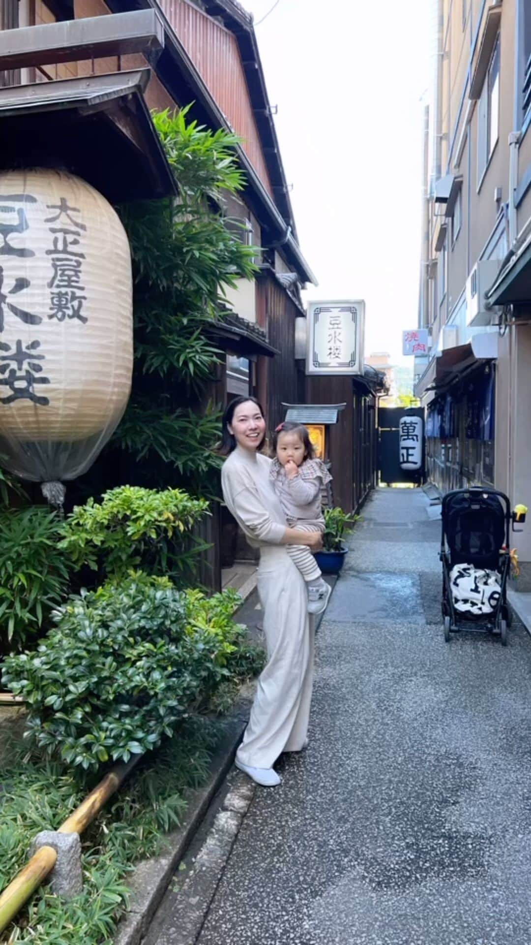 HALCAのインスタグラム：「急遽、思い立って京都へ！ ちょうど母が東京から来ていたし、、 さらに今日で娘が一歳半ということで いい記念になりました。  予め計画を立てたりしてなかったから 子連れで食事どうしようかなーとか 予約してなくても大丈夫かなーとか 色々思いながら歩いてたんだけど  京都らしく川床で湯豆腐をいただける お店にタイミングよく入れて！ 偶然にも川床は貸切状態だったから 娘がのびのび過ごせたのが私的に嬉しくて！ 結果、大満足◎  帰りに鴨川沿いをお散歩中、娘が寝たので その間にお漬物を買えたのも良かった！  👩🏻‍🦱ばあば60歳　👩🏻私35歳　👶🏻孫1歳半 全員が初めての川床での食事になりました！ 娘よ、1歳半で川床デビューか。」