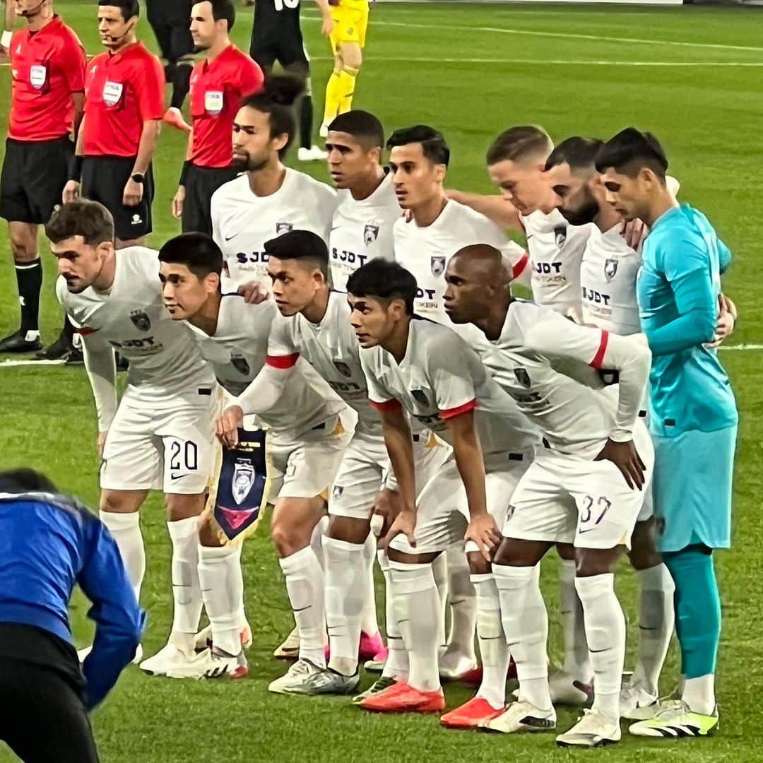 植田朝日のインスタグラム：「🇲🇾🇲🇾🇲🇾  ACL 蔚山3-1 JDT  マレーシア10連覇の絶対王者もアウェイじゃ韓国王者に敵わないよな。。。  去年、ホームで勝った試合は見たんだよな。  でも、見に来て良かったです。  そして、マレーシアじゃ相当なスーパースターだけど誰もわからないでしょ？？  #jdt #サッカー旅 #acl #acl2023 #FooTravelleR #朝日旅 #韓国旅」