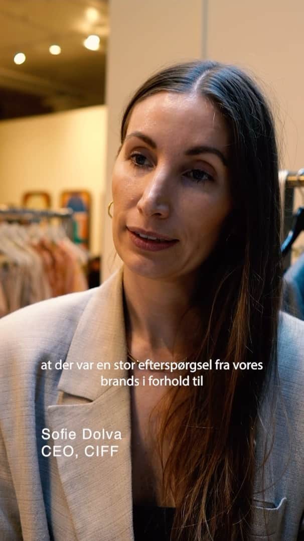 のインスタグラム：「Annonce: Modemessen @ciffdk poppede op med et showroom under New York Fashion Week, og ELLE var med. Hør tankerne bag samarbejdet i videoen via link i bio, hvor vi taler med @sofiedolva fra @ciffdk og Steven Kolb fra @cfda」