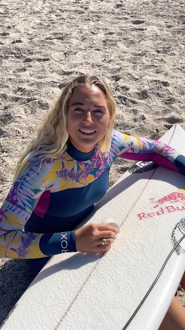 ロキシーのインスタグラム：「Board ☑️ Wetsuit ☑️ Sunscreen ☑️ Just a few of @izzigomez_ surf essentials」