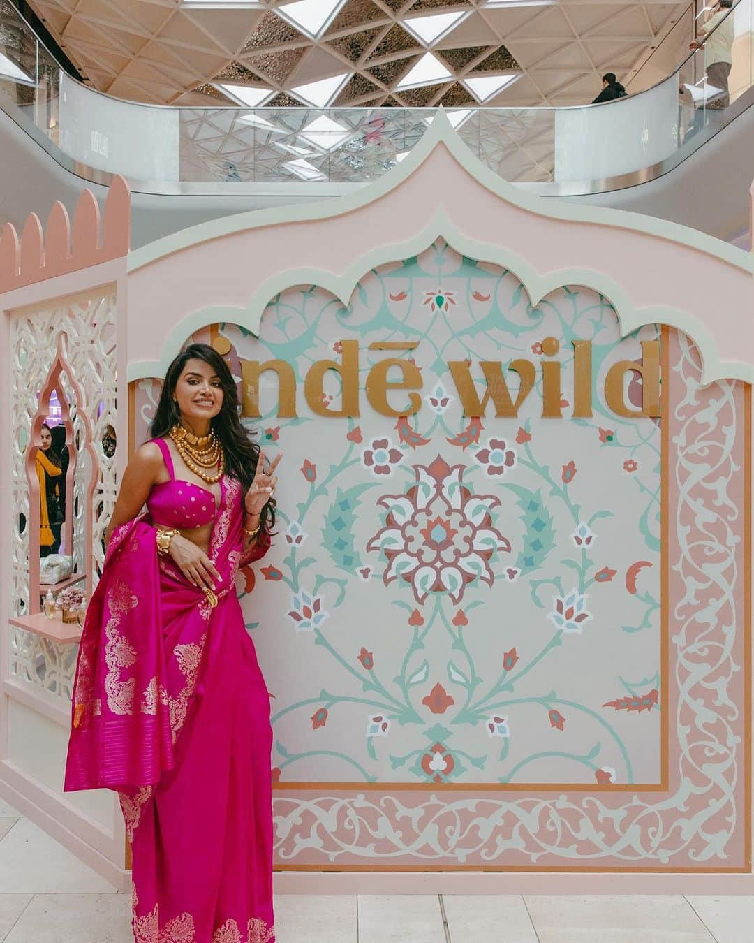 Diipa Büller-Khoslaさんのインスタグラム写真 - (Diipa Büller-KhoslaInstagram)「Day 2 of @indewild Diwali Pop up in London 💖 We LOVED meeting and hugging so many of you 🥹 — My gorgeous sari is from @ekayabanaras」10月24日 23時44分 - diipakhosla