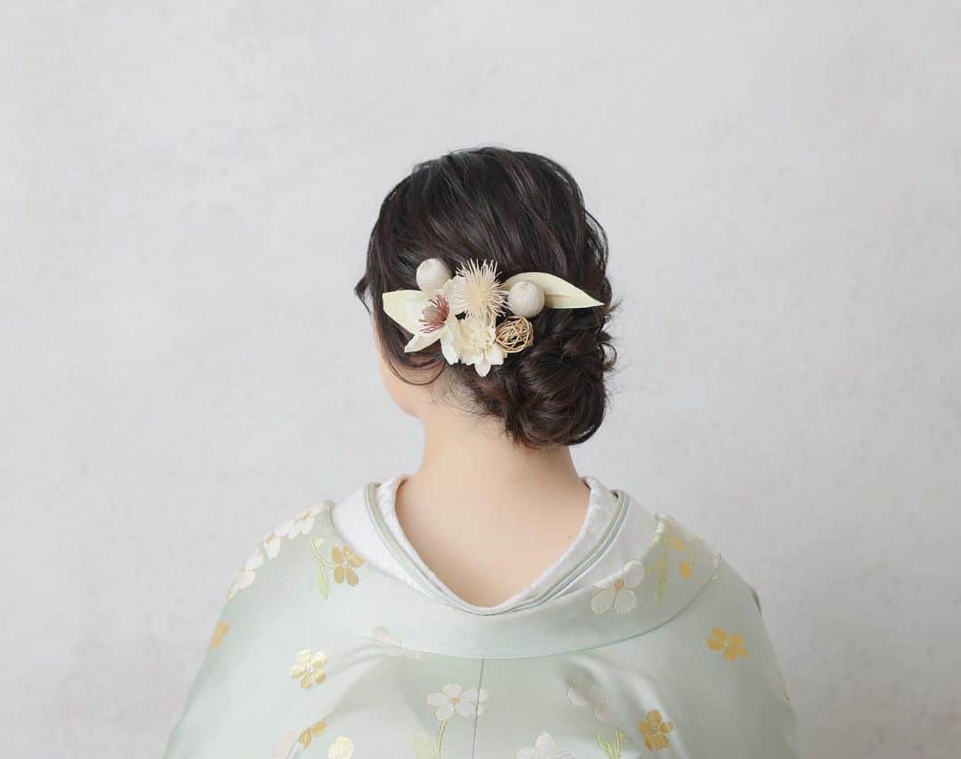 スタジオエイト 名古屋さんのインスタグラム写真 - (スタジオエイト 名古屋Instagram)「【和装シニヨン】  サイドを重ためにして耳にかかるように持っていくことで、 ゆるっと感を出しました◎  ヘッドアクセは造花で置物に入ってる色味に合ってて かわいかったです🧸🍨  担当スタッフ⤵︎💁🏻‍♀️ 📷 @n.kaoru.deco.ph  💄 @nanami.deco.hm   📷photographer @t.oguri.deco.ph @s.mochizuki.deco.ph @n.kaoru.deco.ph @a.fujiwara.deco.ph @yagasaki.deco.ph ︎●sato kenta → HP gallery ●kimura mio → HP gallery ●kondo reina → HP gallery  💄hair&makeup @mitani.deco.hm @nanami.deco.hm @miharu.deco.hm @koide.deco.hm @nishimura.deco.hm @matsuyama.deco.hm ●kanamori kureha → HP gallery ●sato ayumi → HP gallery ●yukioka airi → HP gallery ●ishikawa haruka → HP gallery ●fuki ayano → HP gallery  私たちと一緒に働きませんか？ フォトグラファー、ヘアメイク、 フォトプランナーを募集中です★ @decollte_recruit  #デコルテフォト #スタジオエイト #プレ花嫁 #名古屋プレ花嫁 #ウエディングレポ #前撮りレポ #DWPG #撮る結婚式　 #ウェディングフォト #フォトウエディング #結婚準備 #前撮りポーズ #ウエディングニュース #weddingphoto #日本中のプレ花嫁さんと繋がりたい #プレ花嫁さんと繋がりたい #おしゃれさんと繋がりたい #カップルさんと繋がりたい #2023秋婚 #2023冬婚 #2024春婚  #marry花嫁 #洋装前撮り#前撮りポーズ #和装シニヨン #和装ヘアメイク」10月25日 8時00分 - studio8_nagoya.sakae