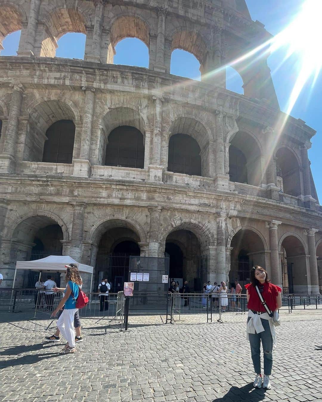 西川あやのさんのインスタグラム写真 - (西川あやのInstagram)「ローマ観光✨ 今のローマはほんとにオーバーツーリズム💔💔  何が面白いのか分かんないけど、 イタリア人も観光客もとにかくみんな明るく笑っててよかった🤣🤣  #イタリア #italy #rome #roma #ローマ #basilicadisantamaria #真実の口 ⛪️ #Fontana di Trevi 🪙 #Colosseum 🔥」10月24日 23時41分 - nishikawaayano