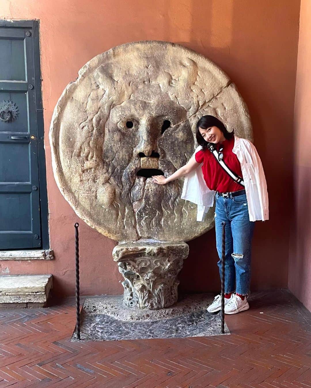 西川あやののインスタグラム：「ローマ観光✨ 今のローマはほんとにオーバーツーリズム💔💔  何が面白いのか分かんないけど、 イタリア人も観光客もとにかくみんな明るく笑っててよかった🤣🤣  #イタリア #italy #rome #roma #ローマ #basilicadisantamaria #真実の口 ⛪️ #Fontana di Trevi 🪙 #Colosseum 🔥」