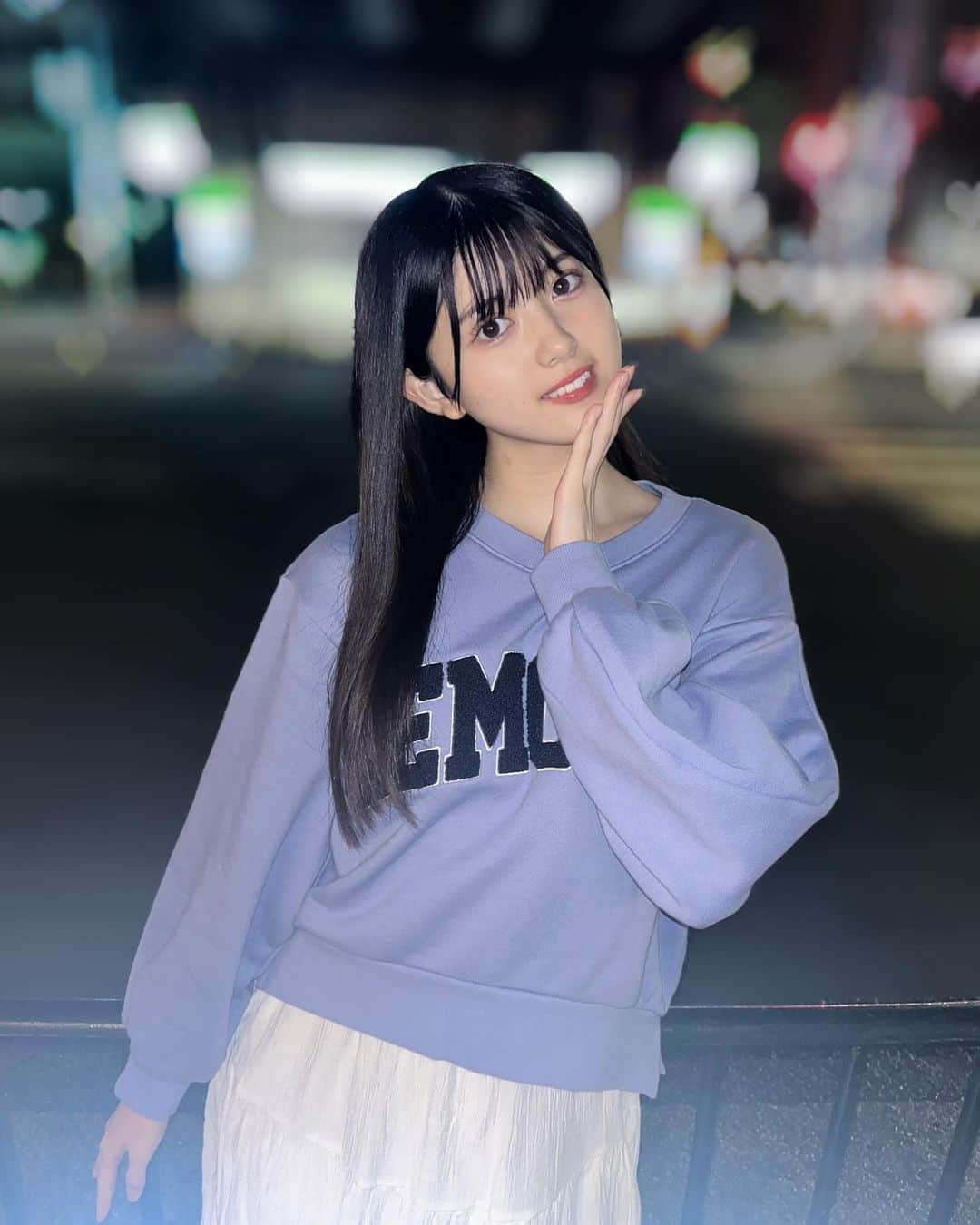 坂下真心のインスタグラム：「． ⁡ ⁡ 今日も青だよ〜☁️💙 ⁡ 秋にゆるっとスウェット着るの好き 𖤐´- ⁡ ⁡ #05 #05년생 #ljk #idol #nmb48 #アイドル #ootd #snidel #スウェットコーデ #ブルーコーデ #秋服コーデ」