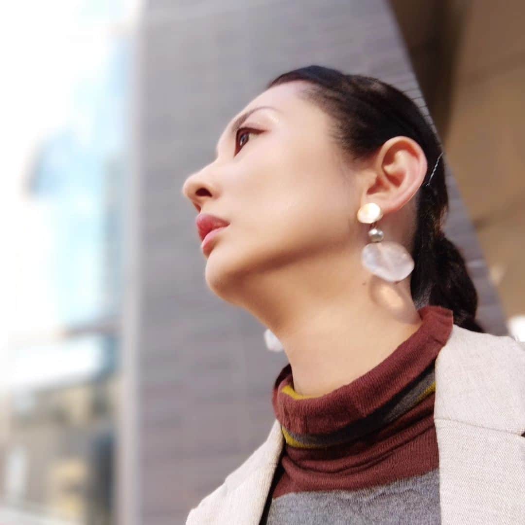 花瀬めぐみのインスタグラム：「#ジャパンモビリティショー  #jms が始まります！本日はリハーサルでした〜🌸 なかなか面白みのあるステージをお届けできそうなので、私も楽しみです🤙🏻💕  #モーターショー の名前が変わってしまって、なんだか馴染みの無い響きではありますが、これから親しまれていけば良いですね😖🫶🏻💗 明日からはプレス、ビジネスデーがあり、土曜からはいよいよ一般観覧が開始されます。  #ビッグサイト東展示棟 はメインの車体展示が行われていて、私はパーツメインの#東京ビッグサイト西展示棟 にいます。  すごく可愛くて元気いっぱいなMCちゃんとペアです。長丁場だけど、体壊さないよう頑張ります💪('ω'💪)✨️」