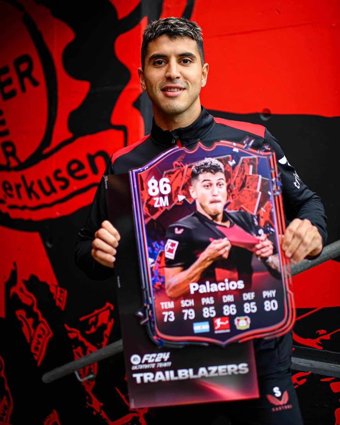 バイエル・レバークーゼンさんのインスタグラム写真 - (バイエル・レバークーゼンInstagram)「🎮 @easportsfcde "Trailblazers“ special card for @exepalaciosok. Congrats, Pala! 👏  #Bayer04 #Werkself #EAFC24 @b04esports」10月24日 23時47分 - bayer04fussball