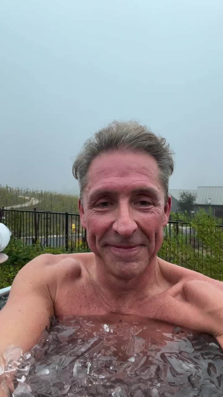 デイヴ・アスプリーのインスタグラム：「7 minutes in the ice answering all of your questions (if you want to look as good as I do here, inject Melanotan so your skin is bright red and film on a cloudy day with no light source…😎)」