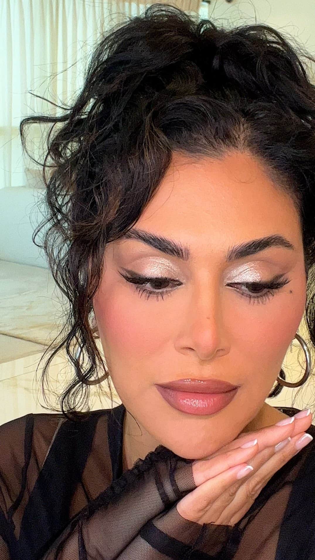 Huda Kattanのインスタグラム：「With everything going on, it’s not easy to move forward. I have wanted to keep delaying this palette as much as possible, but I know many influencers now have it and our community has asked us why we haven’t shared it yet. As a business leader, truthfully, I have not wanted to talk about makeup with so much going on, but I also don’t want to forget that for many people, beauty brings joy and happiness.   I have always believed in the power of beauty, and I’ve seen first hand how it can heal people. I will continue to use my voice for those who need it through these tough times, always and forever, but I do want to make sure we have a space for those who need a place to feel some joy.   Beauty, in its unique way, can inspire strength, and this palette tells a story about how important it is to be brave & stand up, fearlessly, for what you believe in.   Now, more than ever, this message holds true. We are reminded to lead with compassion and love, continue to speak up, and stand up for those who cannot, something I shall continue to do on my @huda page.」