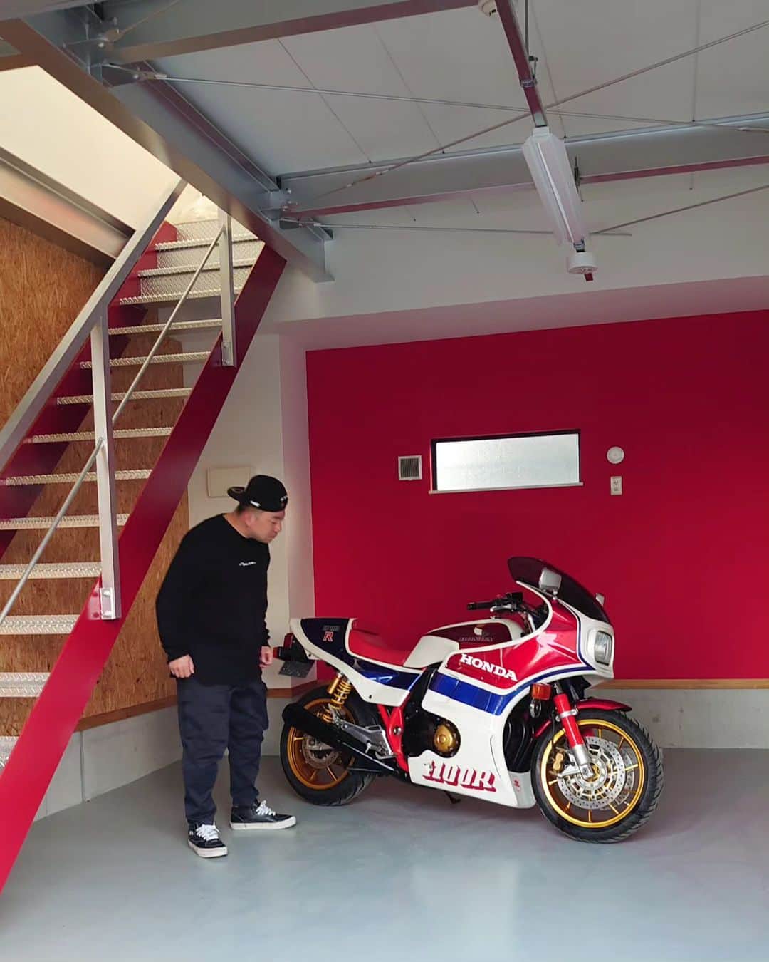 レイザーラモンRGさんのインスタグラム写真 - (レイザーラモンRGInstagram)「ルートストレージの二階建てガレージを借りてます♥ 一階は赤い階段と赤い壁がCBにフィットしすぎて♥ 写真多め♥  #CB1100typeR #CB1100R #doremicollection #honda #hondacb #cb1100 #ルートストレージ #ルートホビー #ガレージ #ガレージハウス #ガレージライフ #PR」10月24日 23時52分 - rgrazorramon