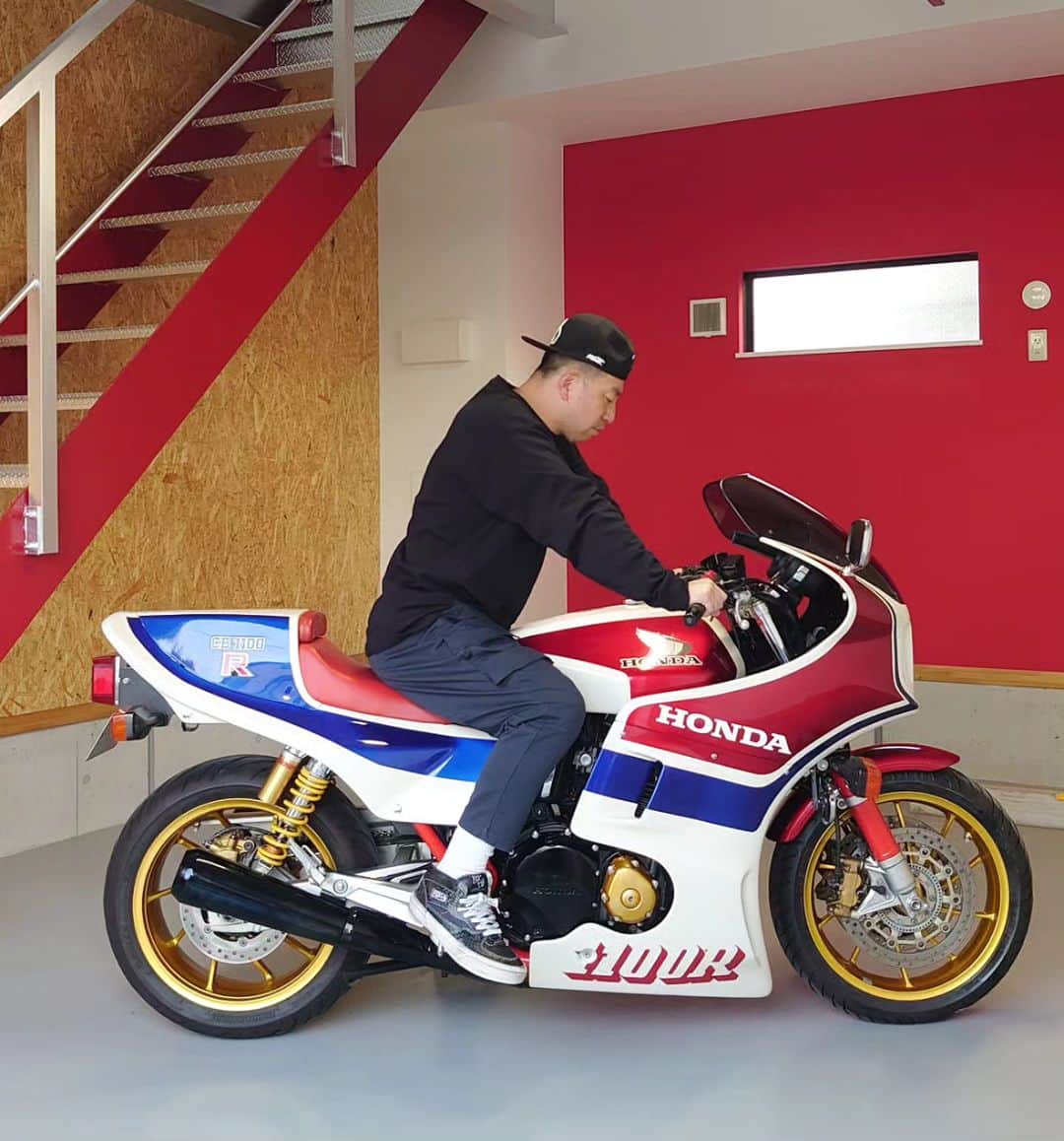 レイザーラモンRGさんのインスタグラム写真 - (レイザーラモンRGInstagram)「ルートストレージの二階建てガレージを借りてます♥ 一階は赤い階段と赤い壁がCBにフィットしすぎて♥ 写真多め♥  #CB1100typeR #CB1100R #doremicollection #honda #hondacb #cb1100 #ルートストレージ #ルートホビー #ガレージ #ガレージハウス #ガレージライフ #PR」10月24日 23時52分 - rgrazorramon