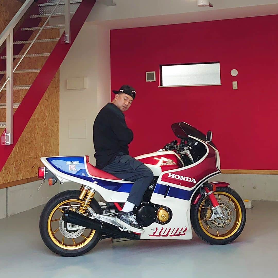 レイザーラモンRGさんのインスタグラム写真 - (レイザーラモンRGInstagram)「ルートストレージの二階建てガレージを借りてます♥ 一階は赤い階段と赤い壁がCBにフィットしすぎて♥ 写真多め♥  #CB1100typeR #CB1100R #doremicollection #honda #hondacb #cb1100 #ルートストレージ #ルートホビー #ガレージ #ガレージハウス #ガレージライフ #PR」10月24日 23時52分 - rgrazorramon