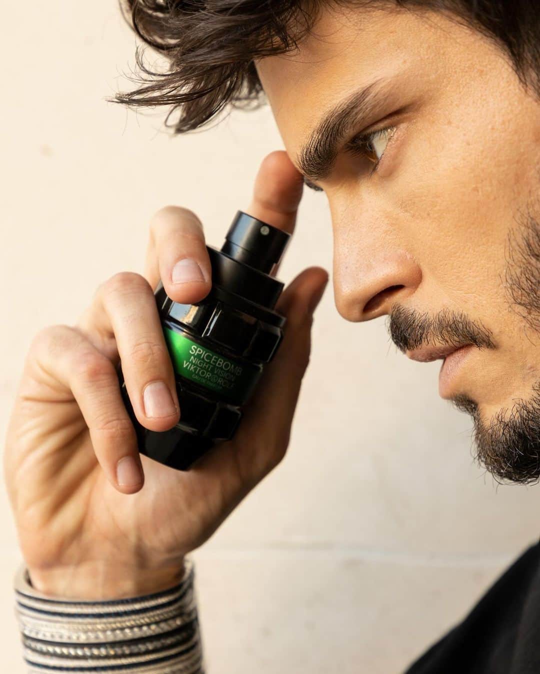 Baptiste Giabiconiさんのインスタグラム写真 - (Baptiste GiabiconiInstagram)「Spicing things up day and night with Spicebomb Night Vision @viktorandrolf_fragrances #ad」10月25日 0時01分 - baptiste.giabiconi