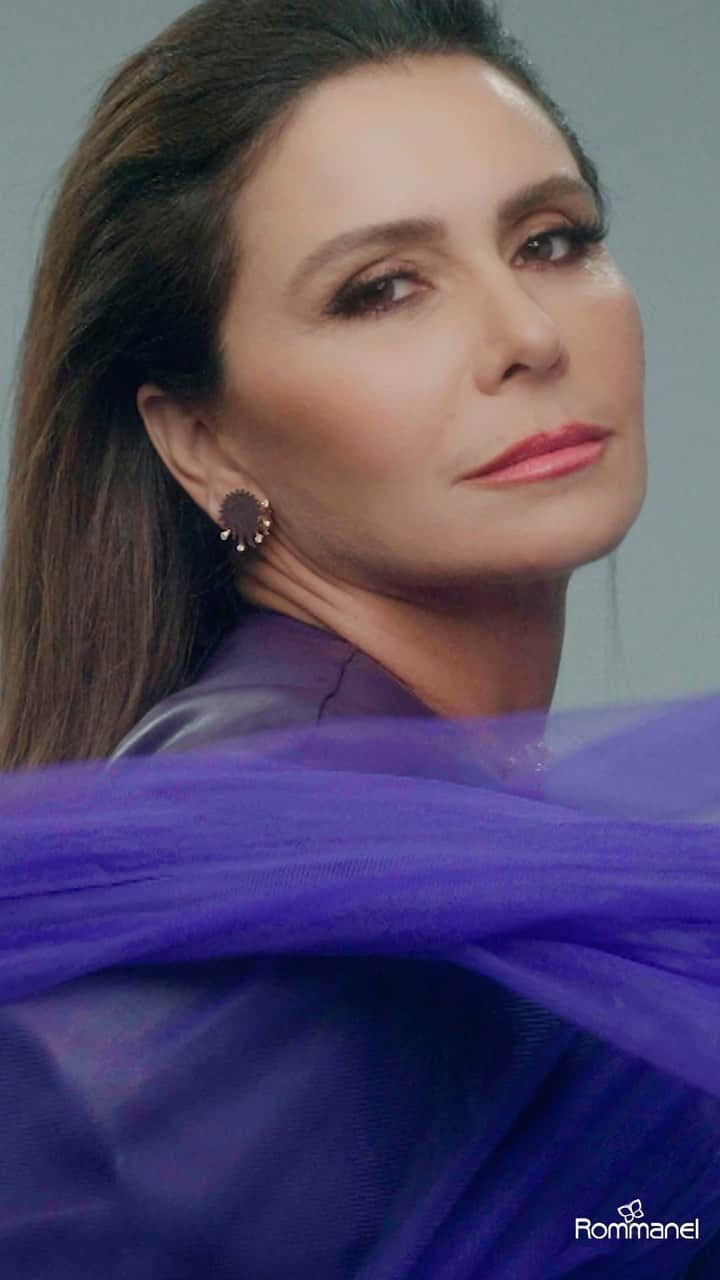 Giovanna Antonelliのインスタグラム：「É hoje o grande dia! E eu estou aqui vibrando que nem criança!! Loka para mostrar Gio Universo, pra vcs!!!!! Uma coleção com tudo que a gente ama!!!… Tem estrela, sol, lua, pedraria e muito estilo....  Fica ligadinha nas redes da @rommanel pra ver em primeira mão essa coleção cheia de significados!✨  . #PubliDaGio  #GioUniverso」