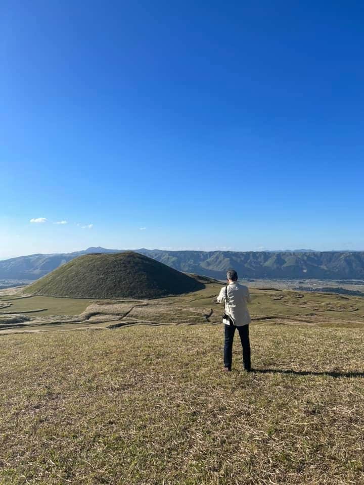 間々田佳子のインスタグラム：「私の🚙運転も上達してきたので 両親を熊本阿蘇〜竹田〜別府2泊3日の旅へ 親子、興味を持つポイントが同じだから面白い  父はここ数年、味覚障害や、鬱で大変だったので 復活旅行🎊✈️  85才 死にたくないから毎日 朝早く起きウォーキングに スクワット  今はしっかりしてる  ほんとうに筋肉は裏切らないです！  #両親へのプレゼント」
