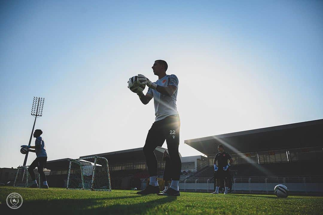 ジョエル・ロブレスのインスタグラム：「🧤22⚽️」