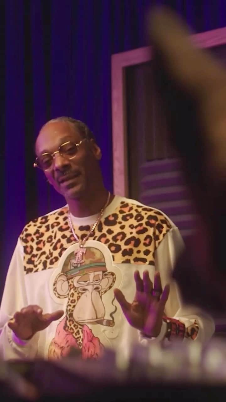 スヌープ・ドッグのインスタグラム：「ICYMI: The OG Dogg is back with some new tricks (and toys)! Snoop Doggie Doggs has partnered with Kohl’s to unleash a collab your pup will be head over paws for. Shop the trendiest toys, clothes and accessories that’ll make your pet the most stylish pup on the block, available now! 🐶✨」