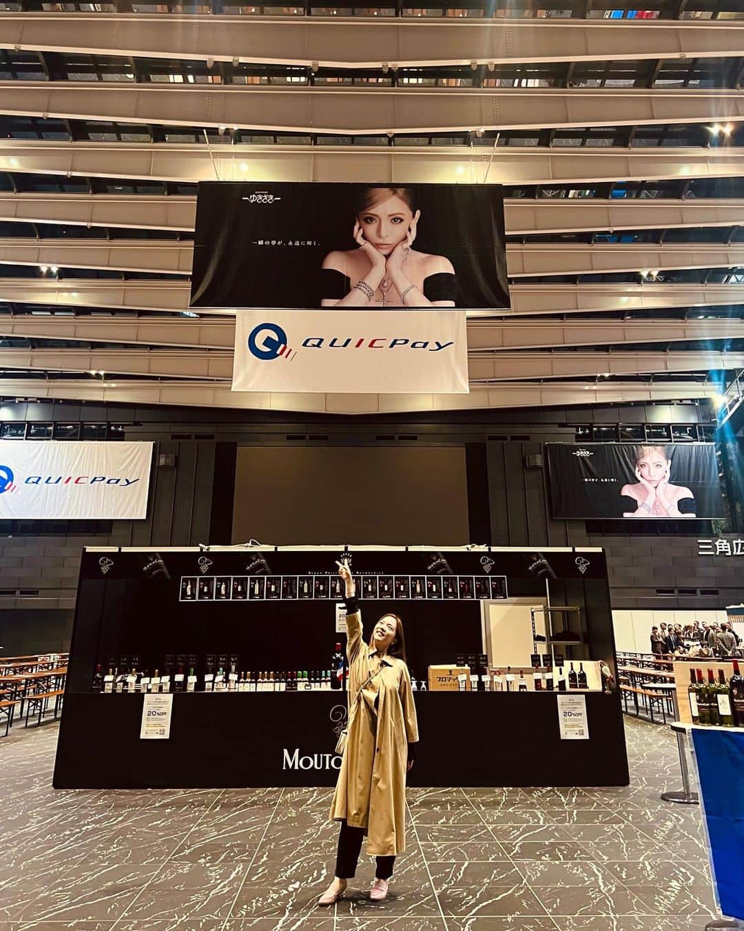 相知明日香のインスタグラム：「🍷  先日新宿で開催されたボルドーワイン祭りに 出演させていただきました！🎻🎊  私のクラシックカバーシリーズの中にある 「Champagne Paganini」という曲のタイトルを 決めたその日から、いつかこんな素敵なワインのイベントで その曲をはじめとしたワインに合いそうな自分の楽曲たちを生演奏してみたいというのは夢でした🍾💫  そんな夢を叶える事ができて嬉しかったです！ 会場に駆けつけてくださったファンの方🥹 また会場で出会ってくださった方、 お世話になった関係者の皆さま、 ありがとうございました！🙏🏻  本当に楽しいイベントで、本番翌日の日曜日には @luminous_voce さんのステージを拝見しに またまた会場へ🤭🍷 たっぷりのリバーブで会場中に響き渡る生の音楽とワイン それはそれは贅沢な時間でしたー🥰  そして会場あちこちに美しい宝石を身にまとった お姫様👸🏼マイレジェンド神様👸🏼 それはそれは眼福でしたー🥰  臨場感あふれる本番の様子、一曲だけアップしようかなと 考えてます🫢💫💫　待っててね☺️  本番の前日、事務所で練習し尽くした帰りに見つけて 衝動買いした、ADDICTIONのクリスマスコフレ 早速パレットとネイルを本番で使ったんだけど なかなかお気に入りだった🥳 クリスマスコフレ、、、、そんな季節か😧  #ボルドーワイン祭り  #violin #violinist #event #Live #concert #Tokyo #Japan #AsukaOuchi #music」