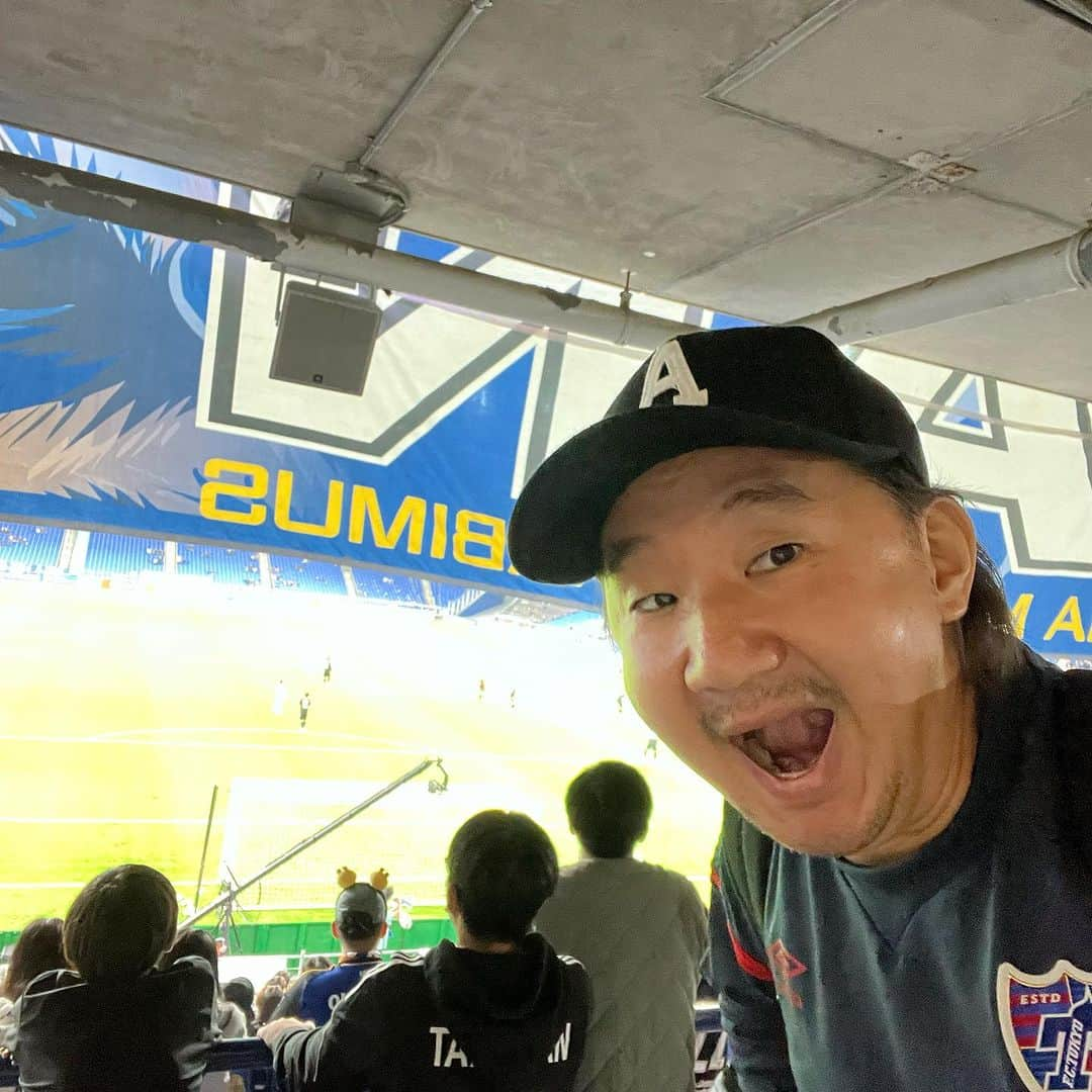 植田朝日のインスタグラム：「🇰🇷🇰🇷🇰🇷  ACL 蔚山 3-1 JDT  今宵はいろんな場所で見たけど、やっぱ声援があるゴール裏が1番見やすいわ！w  てか、30年以上、そこだから染み付いてる。苦笑  オレの中でメインスタンドはウィイレの画角なんだよな〜！？苦笑  #サッカー旅 #韓国旅 #acl #acl2023 #FooTravelleR #朝日旅 #蔚山現代 #jdt」