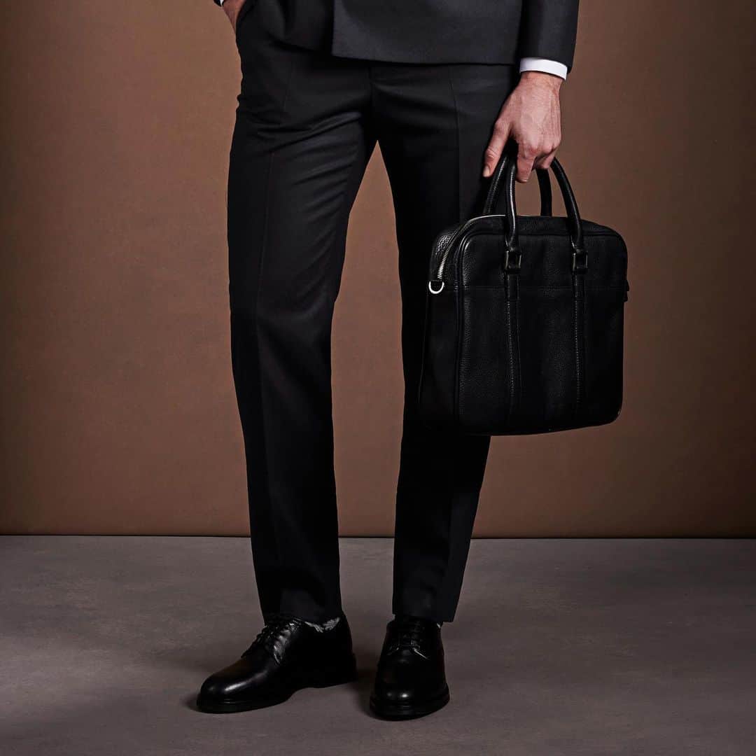 ドゥシャンのインスタグラム：「Make a statement with every journey -invest in a premium leather travel companion providing the perfect blend of luxury and functionality. #DuchampLondon #Menswear #modernman」