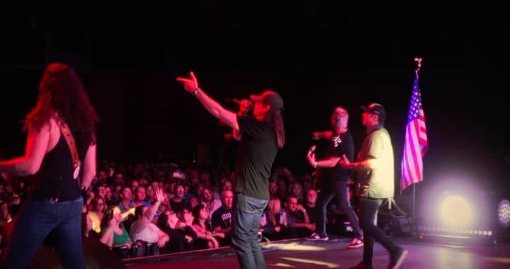 3 Doors Downのインスタグラム：「Thank you to everyone who joined us at the 18th annual “The Better Life Foundation” weekend and concert. It’s always a blast raising money for great charities with the best fans in the world.   A big shoutout to @candlebox for joining us and a huge thank you to @harrahscherokee for hosting and partnering with us to make a great event. To all our volunteers, we couldn’t do it without you. Thank you!」