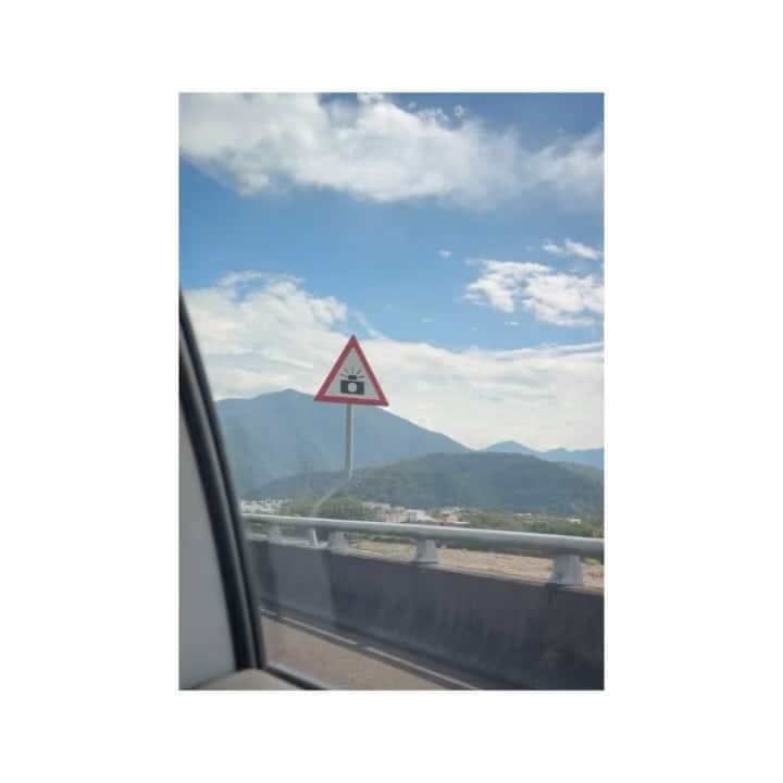 roseannaのインスタグラム：「今天去清境和武嶺~ 去清境的途中司機哥哥推薦了 @chickenking.cj 這家吃甕仔雞的餐廳給我們，他們家的甕仔雞好好吃，但是最利害的是他們家的煎豬肝，聽闆娘說上面的醬汁是自家製只有他們家獨有的外面沒辦法吃，我覺得如果去清境的朋友可以去這家試試唷~」