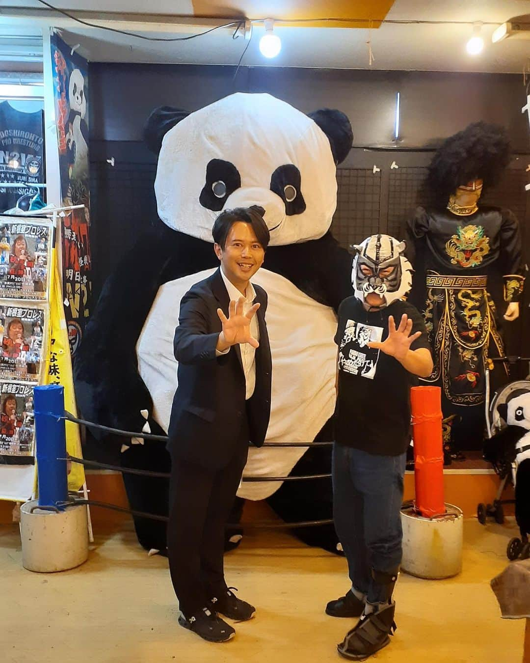 八木隆太郎さんのインスタグラム写真 - (八木隆太郎Instagram)「新根室プロレス🐼  取材の合間に聖地に顔をだすことができました！ 本物のサムソン宮本さんの衣装と アンドレザジャイアントパンダ様が！  なかなか根室に行く機会がないので 「新根室プロレスの聖地に行きたい！」と カメラマンにお願いし。  オッサンタイガーさんには「すげえ、本物だ！」 と言われましたが、こちらこそ テレビで見たあのおもちゃ屋が広がってて感激しました。 やはり人に会うのは元気もらえますね☺️  ついでに柴田平美アナの実家にも伺い お母様に挨拶ができました🙇‍♂️ 写真はふせます。笑  しかし、8年ぶり？の根室は遠かった。。。 時間があれば今度はゆっくりおいしいご飯が食べたいです。  uhb制作の映画「新根室プロレス物語」も 来年1月2日から全国公開ですのでよろしく お願いします。  #根室 #新根室プロレス」10月25日 0時03分 - ryutaroyagi0414