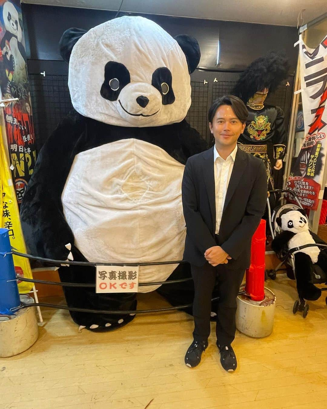 八木隆太郎のインスタグラム：「新根室プロレス🐼  取材の合間に聖地に顔をだすことができました！ 本物のサムソン宮本さんの衣装と アンドレザジャイアントパンダ様が！  なかなか根室に行く機会がないので 「新根室プロレスの聖地に行きたい！」と カメラマンにお願いし。  オッサンタイガーさんには「すげえ、本物だ！」 と言われましたが、こちらこそ テレビで見たあのおもちゃ屋が広がってて感激しました。 やはり人に会うのは元気もらえますね☺️  ついでに柴田平美アナの実家にも伺い お母様に挨拶ができました🙇‍♂️ 写真はふせます。笑  しかし、8年ぶり？の根室は遠かった。。。 時間があれば今度はゆっくりおいしいご飯が食べたいです。  uhb制作の映画「新根室プロレス物語」も 来年1月2日から全国公開ですのでよろしく お願いします。  #根室 #新根室プロレス」