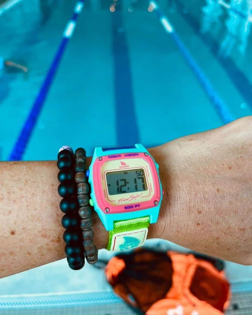 のインスタグラム：「Make a splash with the Freestyle Shark Watch! 🌊 The perfect colorful watch to swim laps in style. 🏊‍♀️🏊‍♂️ Your swim sessions just got more stylish! 😎👌   🦈: #sharkwatch Sour Apple  📷: @smeatherheather _ #myfreestylewatch #swim #poolstyle #swimfashion #wateraerobics #swimlaps #stylishswimming #neonstyle #watchgeek #watchoftheday」