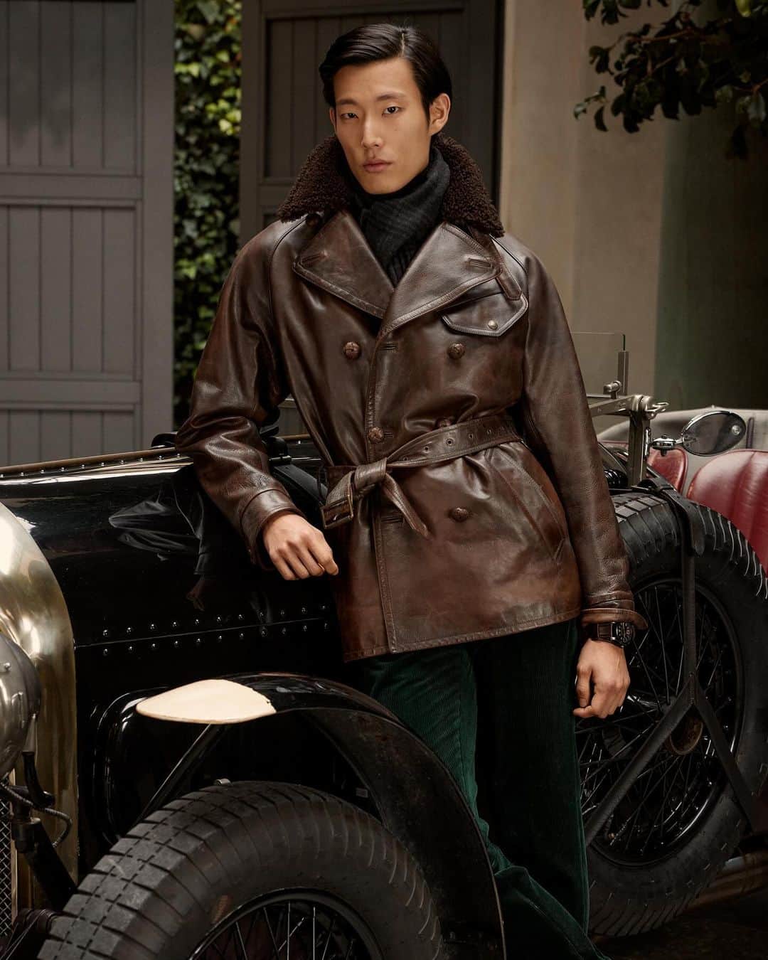 Ralph Laurenさんのインスタグラム写真 - (Ralph LaurenInstagram)「The Leather Belted Jacket for #RLPurpleLabel Fall 2023.  Specially treated brown leather and a shearling collar demonstrate the functional boldness of aviator attire.  Discover the Shearling-Collar Leather Belted Jacket via the link in bio.  #RalphLauren」10月25日 0時05分 - ralphlauren