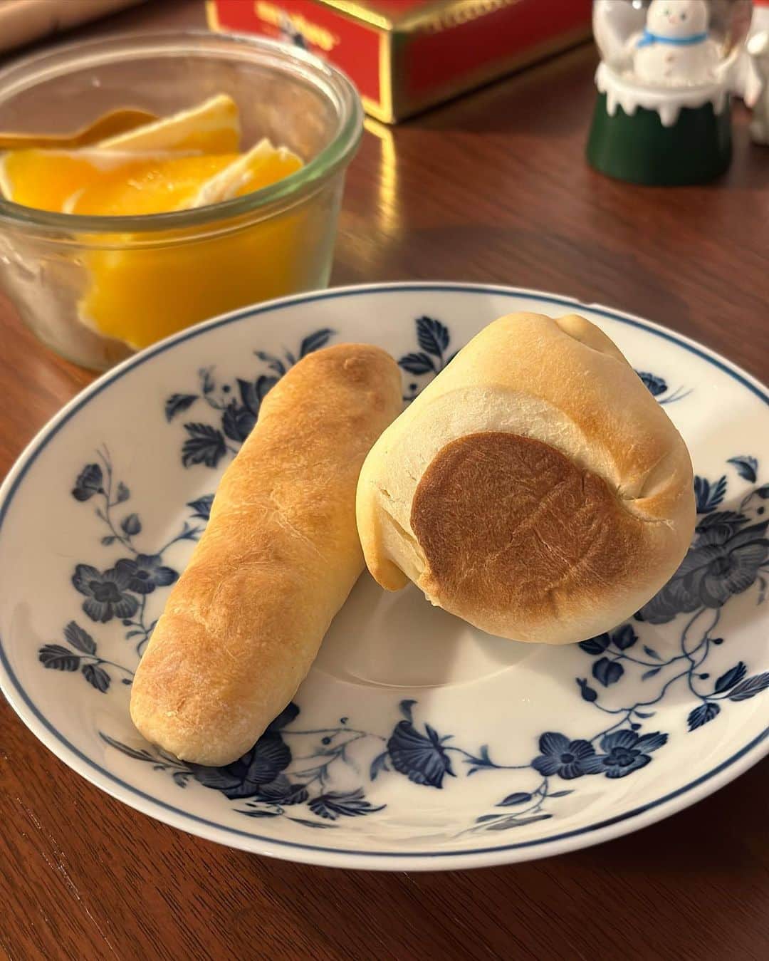 誠子さんのインスタグラム写真 - (誠子Instagram)「いらっしゃいませ。こんばんは。  いつも自分で焼いたパンを食べるときは、少しパンを眺めてから食べます。 手捏ねパンの後ろ姿がたまらなくかわいいです。  綺麗すぎないところが、好き。🙊🥯🤍  #誠子食堂」10月25日 0時06分 - seiko_1204