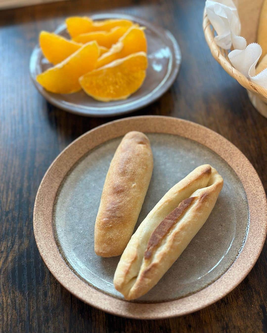 誠子のインスタグラム：「いらっしゃいませ。こんばんは。  いつも自分で焼いたパンを食べるときは、少しパンを眺めてから食べます。 手捏ねパンの後ろ姿がたまらなくかわいいです。  綺麗すぎないところが、好き。🙊🥯🤍  #誠子食堂」