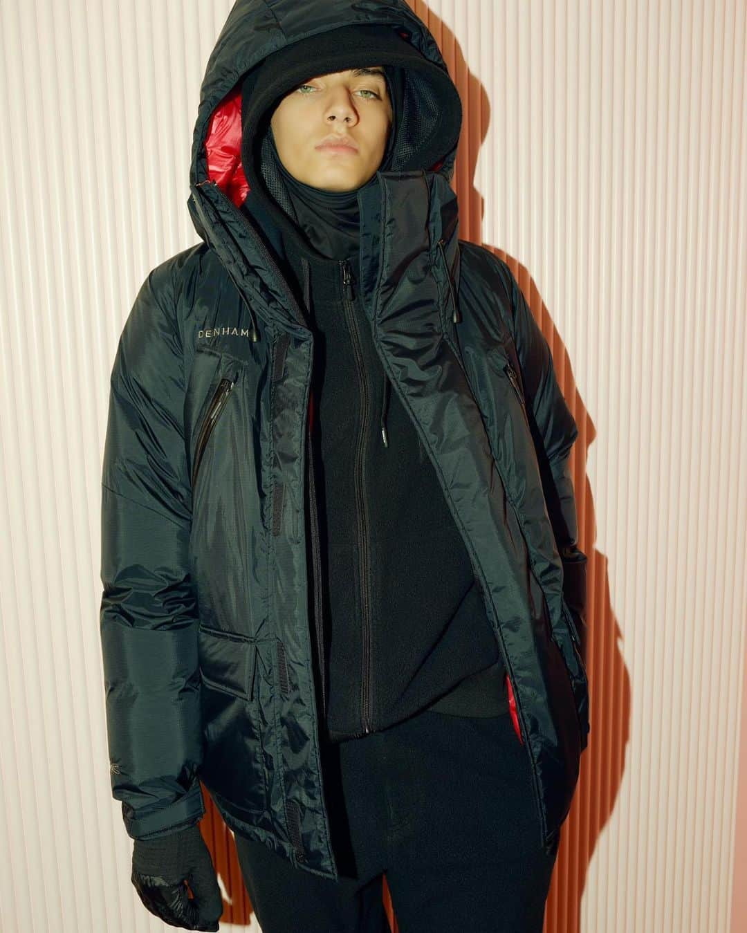 denham_japanのインスタグラム：「NGDH MOUNTAIN COAT 2.0 BLACK / NAVY ¥132,000-in tax 【2023年11月11日(土)発売】  最高級のポーリッシュホワイトグースダウンを封入した、ハイスペックなダウンジャケット。NANGAのインラインにおいて最高スペックを誇るMOUNTAIN BELAY COATをベースモデルとし、着丈を少し短くデザインしている。 また、首周りの仕様をアップデート、ドローコードを外側に配置することでより立体感を出しています。 表生地にはNANGAオリジナル素材のオーロラテックス®️を使用。裏生地には15dnリップストップナイロンを使用しているため柔らかな着心地と、防水防風に優れた機能性も優れています。  Down fill : SPDX ( Polish white goose down 93% - feather 7% ) 860FP 200g Body fabric : Aurora Tex®️ Lining fabric : 15dn Ripstop Nylon Functions : Water repellent, Wind proof  @nanga_official @denhamjapan #denham #denhamjapan #nanga #downjacket #madeinjapan #デンハム #デンハムジャパン #ナンガ #ダウンジャケット #ライナージャケット」