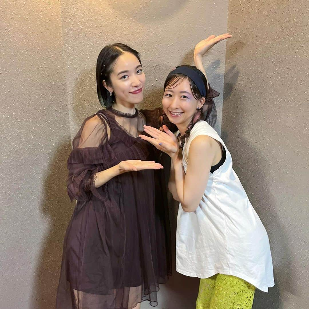 二見夕貴のインスタグラム：「.  すーぱーりすぺくと 里奈さん🫶🏻💕  @rina_mizumura   終演後メンバーが撮影会してたので 着替え途中の(←)わたしも便乗して 連写してもらいました☺️ ( 数枚と思いきや50枚くらい撮る会だったんだぜ？😂 ) 選りすぐりの3枚🫶🏻めちゃ楽しかった！ ありがとうございます！💓笑  -  4年前に出逢ってから 輝きも活躍の幅もぐんぐん増し続けてる だいすきな存在💓  この人の踊り方すき！からはじまって いろんなすきが増えていきました🥰 素晴らしいセンスの塊！  Contemporaryはまだまだなわたしですが 久しぶりに #りなコンテ を体感・体現して めちゃくちゃ刺激をいただきました😍！ 究極言うと、リハーサルの日々の中、 佇まいからも影響もらってました❤️‍🔥 今回参加できて本当に良かった…！！  里奈さんの今後の活躍も全力エールだし 今後もりなコンテ( に留まらずりなセンス ) 学ばせてもらいます☺️💓らぶ！  - -  最後に4年前の写真🫰🏻  かわいいっ！！！ 今もかわいいけど！  #水村里奈 #りなコンテ #ダンサー #コンテンポラリーダンス  #dancer #contemporarydance」