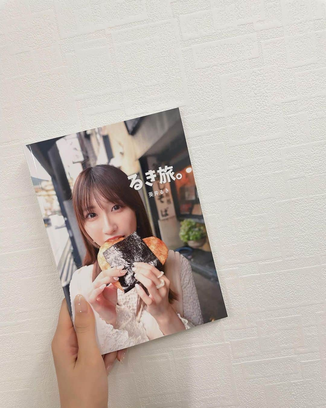 葵井るきのインスタグラム：「📚 生誕祭のグッズで出したフォトブック　 のオフショット今さらながら載せておきます🙇‍♀️♡  今年のタイトルは『るき旅。』  毎年コンセプトを決めて撮影させていただいてるんですけど今年はるきと一泊二日の箱根旅行をコンセプトに撮影してもらったよ〜📸🪄 食べ歩きしたり浴衣着たりカフェ行ったり公園行ったり本当に楽しみながら撮影できたからめっちゃ自然なるきさんが沢山見れると思う🌿るきと旅行行った気分になってね🤭  今BASE見たらフォトブック完売してました🙇‍♀️ ゲットしてくれた方本当にありがとう😭  お気に入りのページあったらコメントで教えて💭」