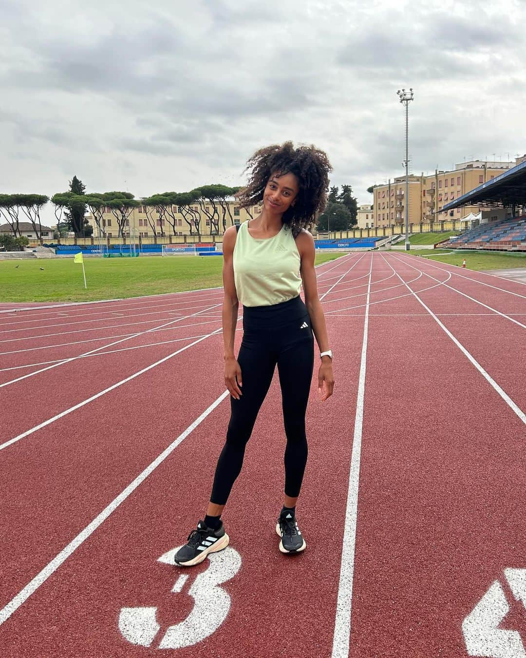 マリア・ベネディクタ・チグボルのインスタグラム：「Costanza, impegno, fatica, pazienza e tanto amore, ciò che serve per tornare.. ⏳💪🏽🏟️🏃🏽‍♀️ . . #training #adidasitalia #maternitá #postpartum #athlete #momathlete #atletica #trackandlife #life #wintertraining」