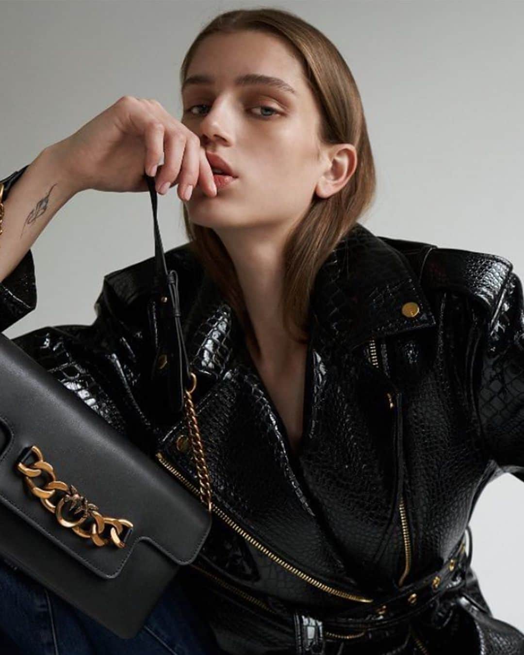 のインスタグラム：「What a look: a total #PINKO outfit featuring the #FW23 must-wear crocodile-printed trench coat starred on this @grazia_it editorial! #PINKOEditorials   Thanks to @silvia_grilli ,@simonefalcetta , @selinbursalioglu #grazia_it Published on Grazia Italia and App」