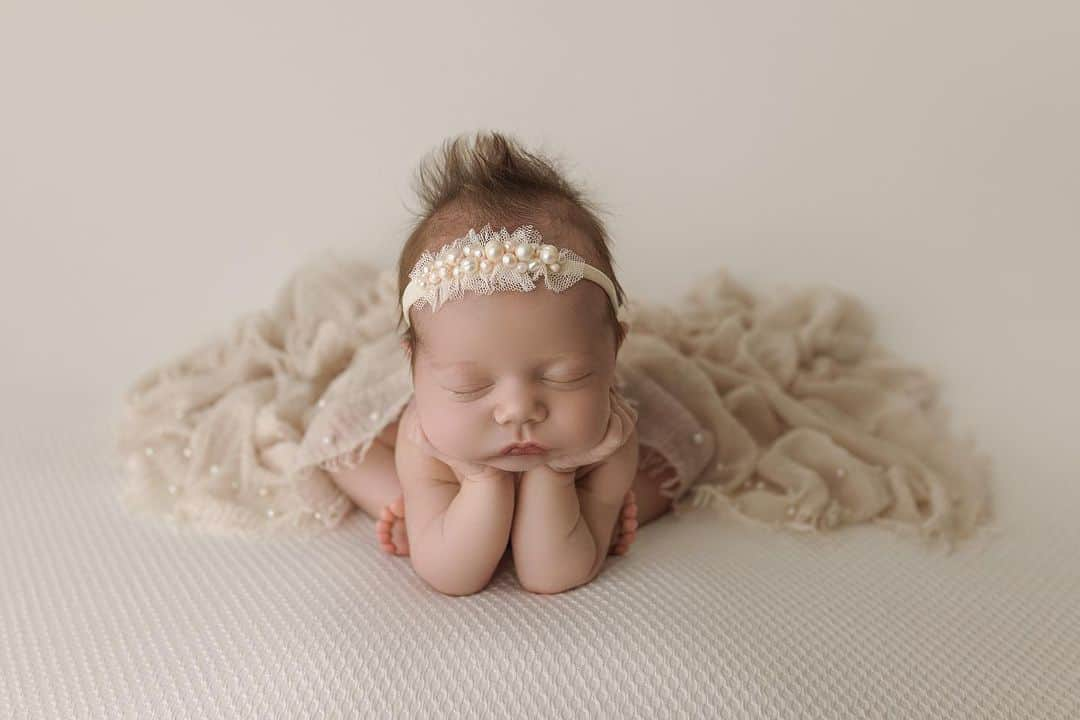 ミカイラ・スキナーのインスタグラム：「Our sweet little princess🕊️  How is she already almost 5 weeks old. Crazy how fast it goes! Lots of sleepless nights but grateful I get to cherish these little moments for forever✨  #newborn #newbornphotography #newbornbaby」