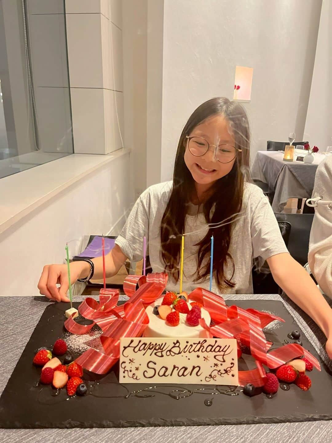 SHIHOのインスタグラム：「Happy Birthday Saran!! Memories of a year with her❤️  生まれてからずっと一緒のサラン。 12歳になって、これからどんどん大人になり、 自立して離れていく時間が増えるような気がして、 ちょっぴり切ない気持ちを感じた今日。  1年を振り返って、この日々に改めて感謝。  これからも、サランらしく伸び伸び成長していってね。  心から愛してる💓💓  태어나서 쭉 함께한 사랑. 12살이 되었고, 앞으로 점점 어른이 되고, 자립해서 떨어져 있는 시간이 늘어나는 것 같아서 좀 애틋한 마음을 느낀 오늘.  1년을 되돌아보며 이 날들에 다시 한번 감사드립니다.  앞으로도 사랑답게 쭉쭉 성장해 나가길.  진심으로 사랑해💓💓  #happybirthday #choosarang #サラン #お誕生日 @choosarang_official」