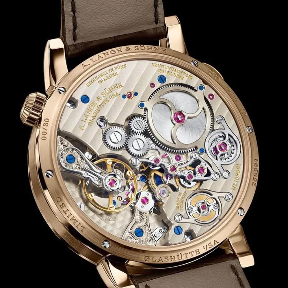 Daily Watchさんのインスタグラム写真 - (Daily WatchInstagram)「The @alangesoehne Zeitwerk is one of those 21st century icons with a huge fanbase. The Minute Repeater is the most complicated version, and today the brand introduces a version in Honeygold. A great looking grail watch, available in a limited run of 30 pieces. Price on application.. #alangesoehne #langezeitwerk」10月25日 0時14分 - dailywatch
