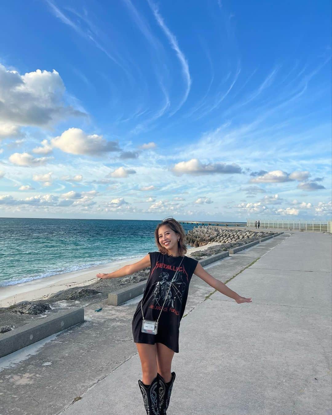 ヒロタナギサさんのインスタグラム写真 - (ヒロタナギサInstagram)「_  1分1秒で大きく変わる空の景色は ずっと目離したくないくらい大好きな景色☁️⭐︎  #nagisatrip  #宮古島」10月25日 0時14分 - _nachan_812